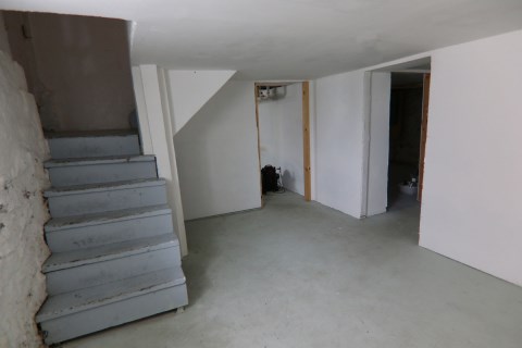 28-Stairway To Basement