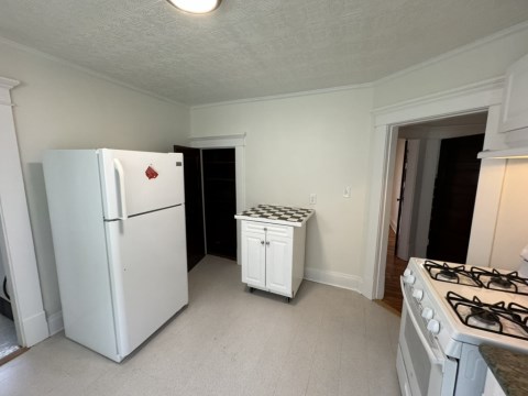 Kitchen w/ pantry