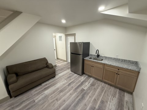 Living/Wet bar