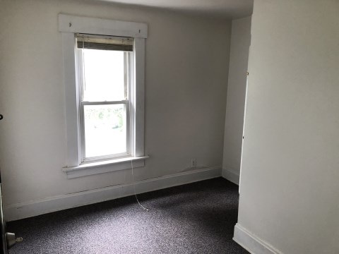 Bedroom 5 / walkthrough to bedroom 4