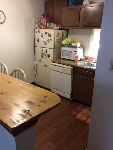 Kitchen w/breakfast bar and dishwasher