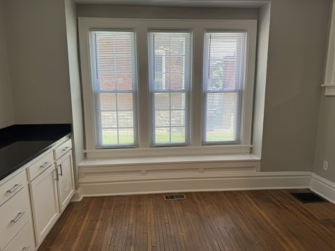 Dining room with bay window