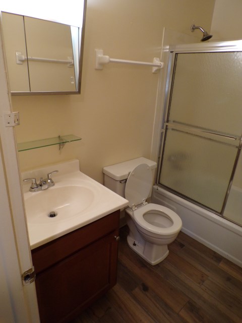 198-C1 Bathroom