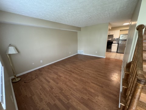 Large living room w/ new floors
