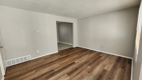 192 East Norwich Avenue D - room
