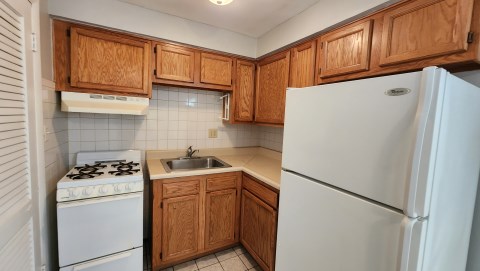192 East Norwich Avenue D - kitchen