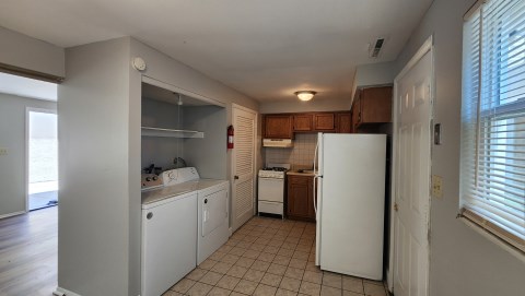 192 East Norwich Avenue D - kitchen