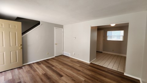 192 East Norwich Avenue D - room