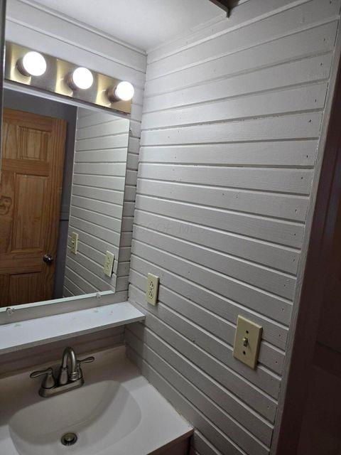 Upper level unit bathroom