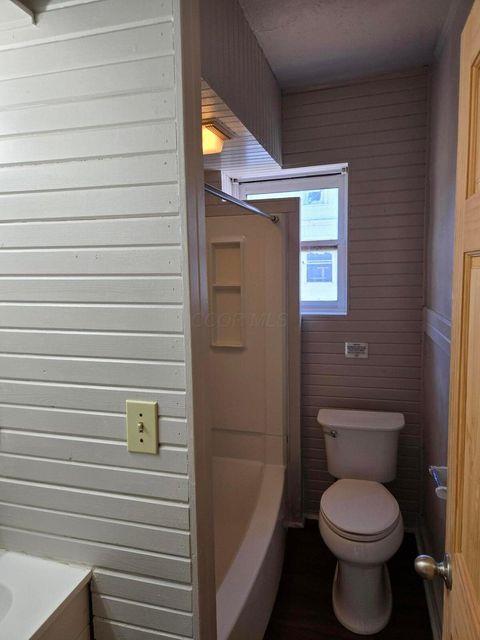 Upper level unit bathroom