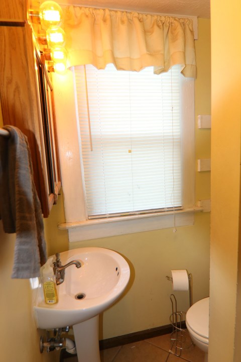 View 2 of 2nd floor full bathroom
