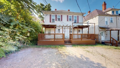 Great deck out back!