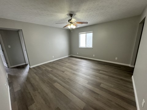 Large living room w/ ceiling fan
