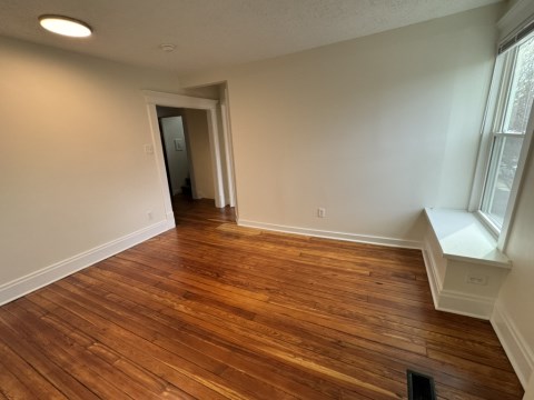 Living room w/ Fir wood floors