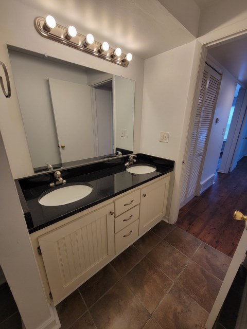 New vanity w/ granite countertops