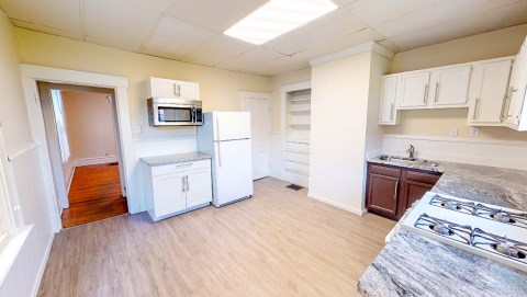 Beautiful kitchen with granite counter tops!