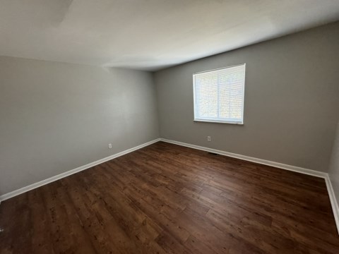 Large bedrooms w/ walk in closets