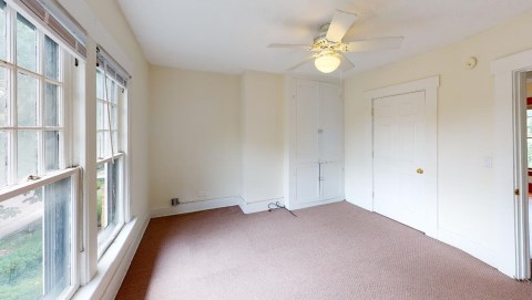 Single family house with nice sized bedrooms!