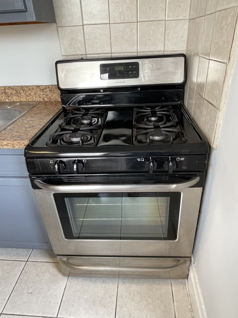 Kitchen Full Sized Oven and Cooktop