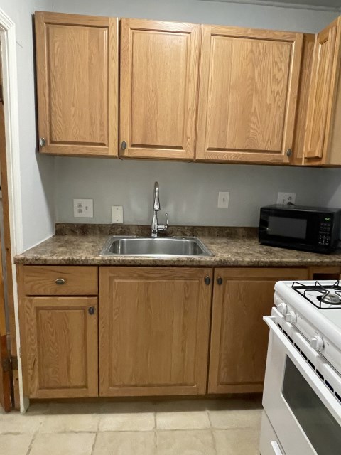 Kitchen Full Sized Oven and Cooktop