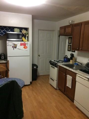 Kitchen w/eating area and dishwasher