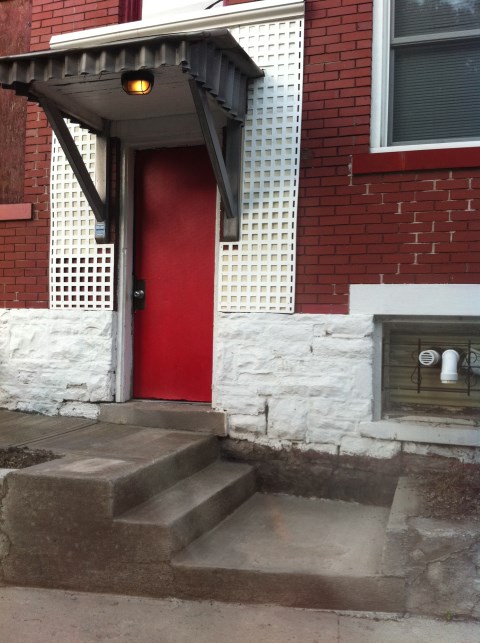 Building side entrance to Pearl Alley facing Starbucks