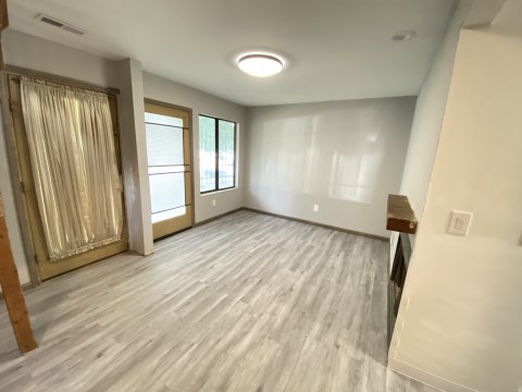 Livingroom w Gas Fireplace