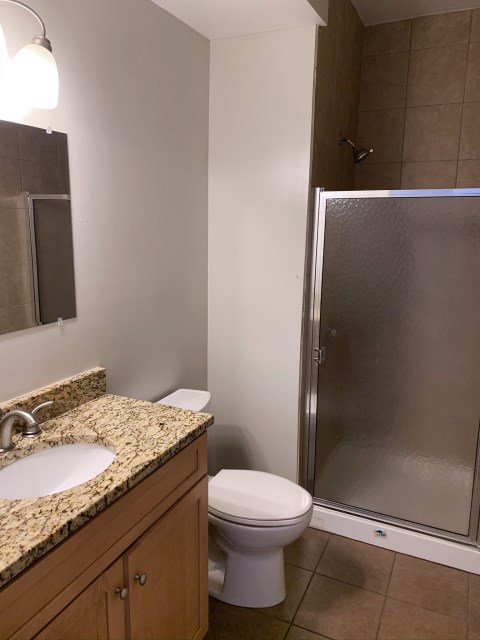 Full bathroom 1